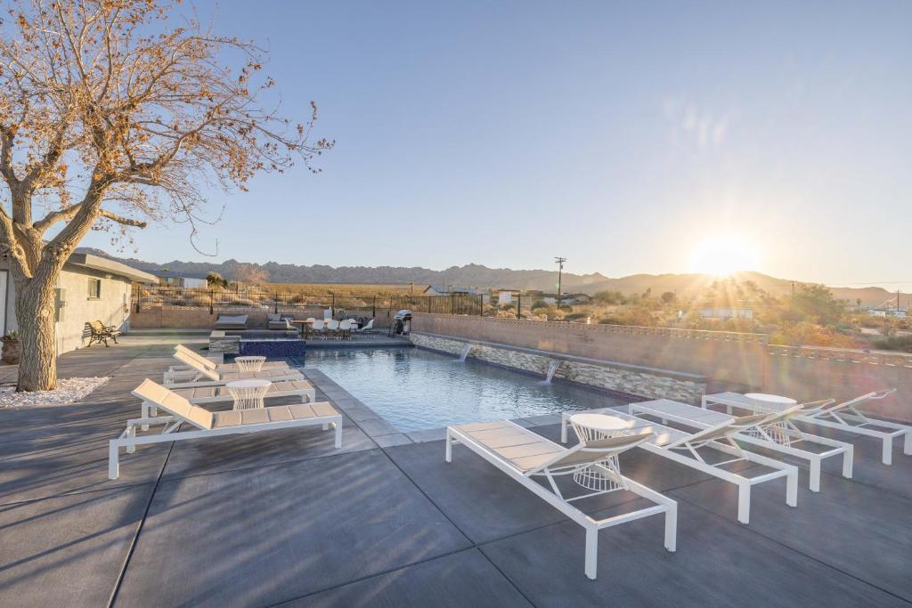 una piscina con mesas y sillas en la parte superior de un edificio en Stunning Desert Villa with Pool, Spa, Game Room And 360 degree View, en Twentynine Palms
