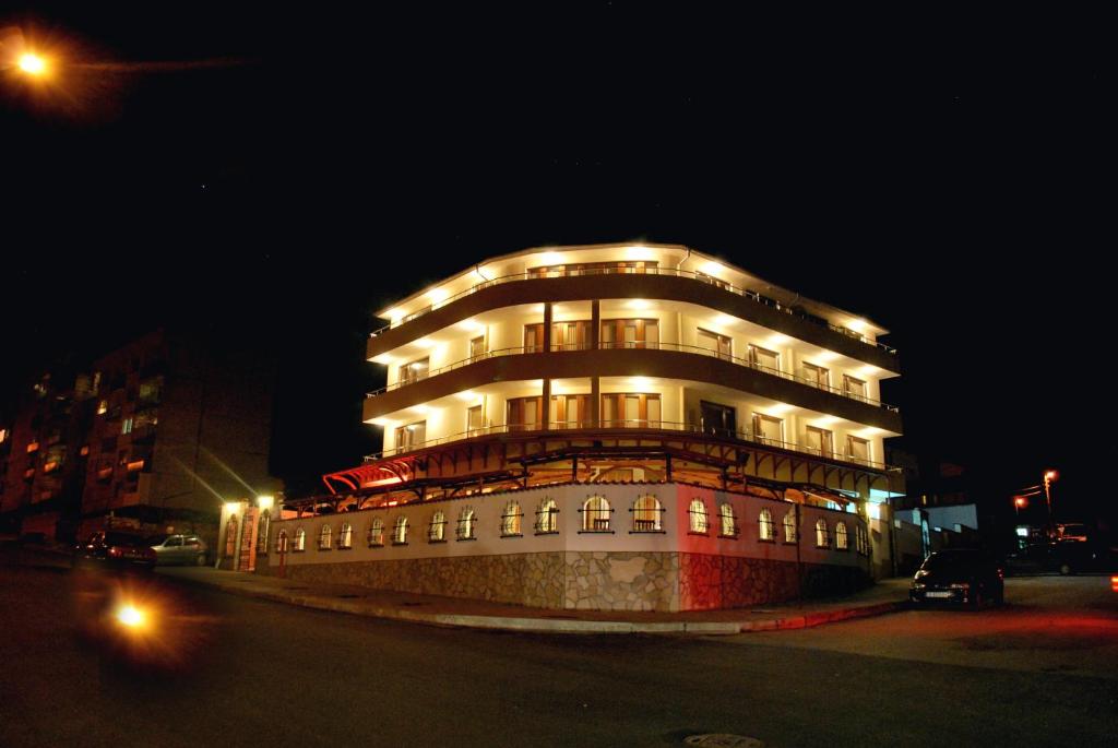イヴァイロヴグラトにあるFamily Hotel St. Constantine and Helenaの夜間の灯り付きの建物