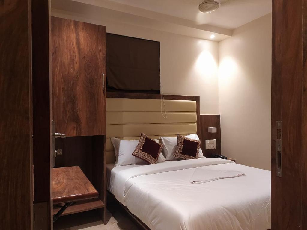 Un pat sau paturi într-o cameră la Hotel Adams Inn Near Mumbai Airport