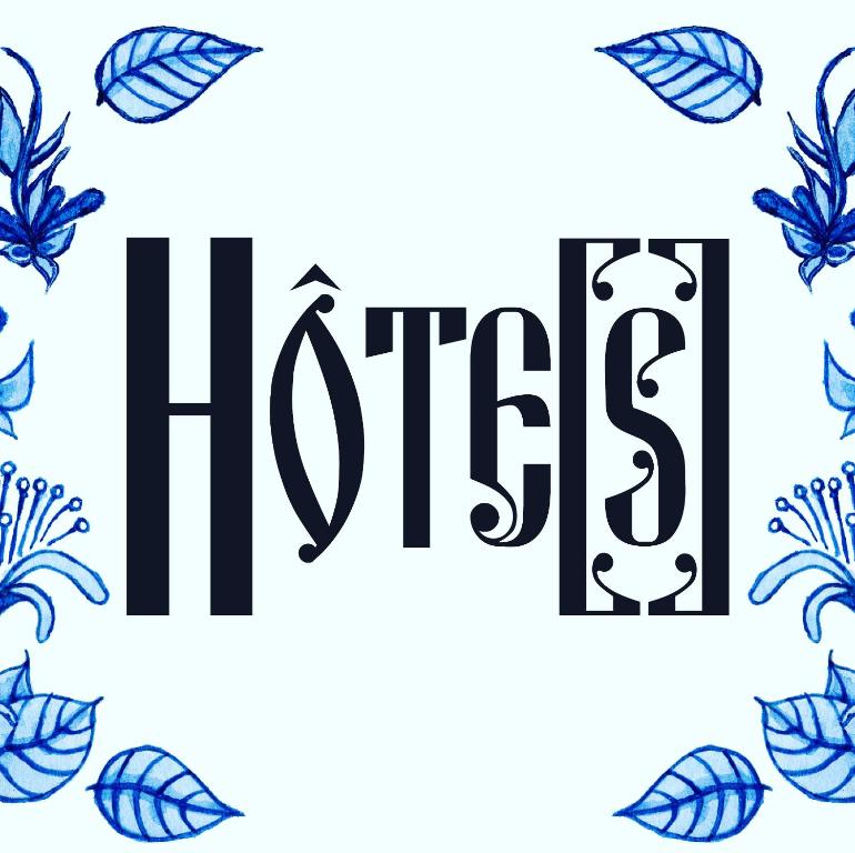 un logo per gli hosiers con farfalle blu di Hôtes de Maïa Chambre d'hôtes a Moret-sur-Loing