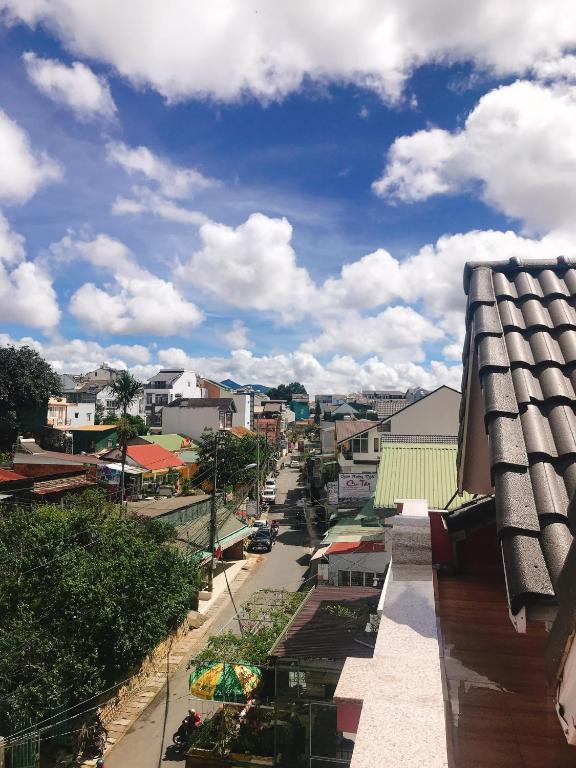 El barrio en el que está el hotel o un barrio cercano