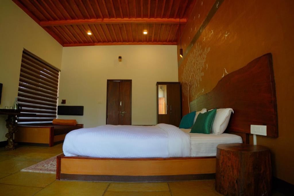 Postel nebo postele na pokoji v ubytování Ananterra Resort Wayanad
