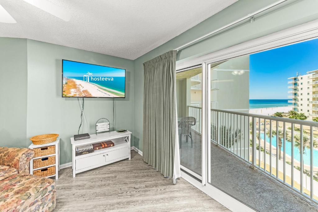 TV a/nebo společenská místnost v ubytování Tradewinds Unit 406