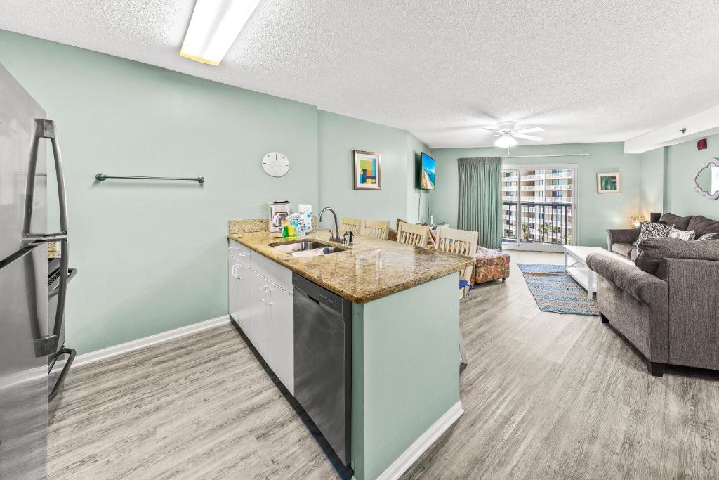 Kuchyň nebo kuchyňský kout v ubytování Tradewinds Unit 406
