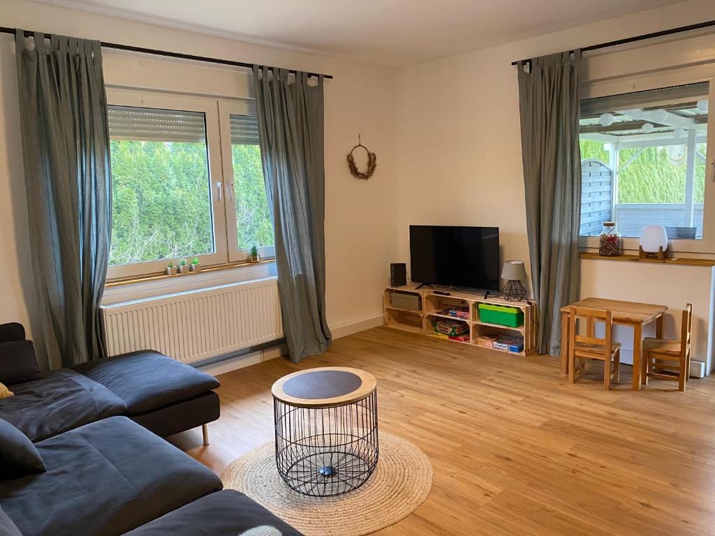 TV a/nebo společenská místnost v ubytování Ferienhaus Sieglinde mit Deichblick