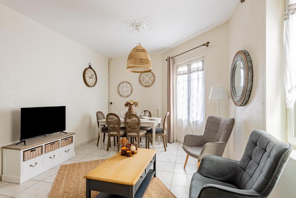 TV a/nebo společenská místnost v ubytování Coral Sunset