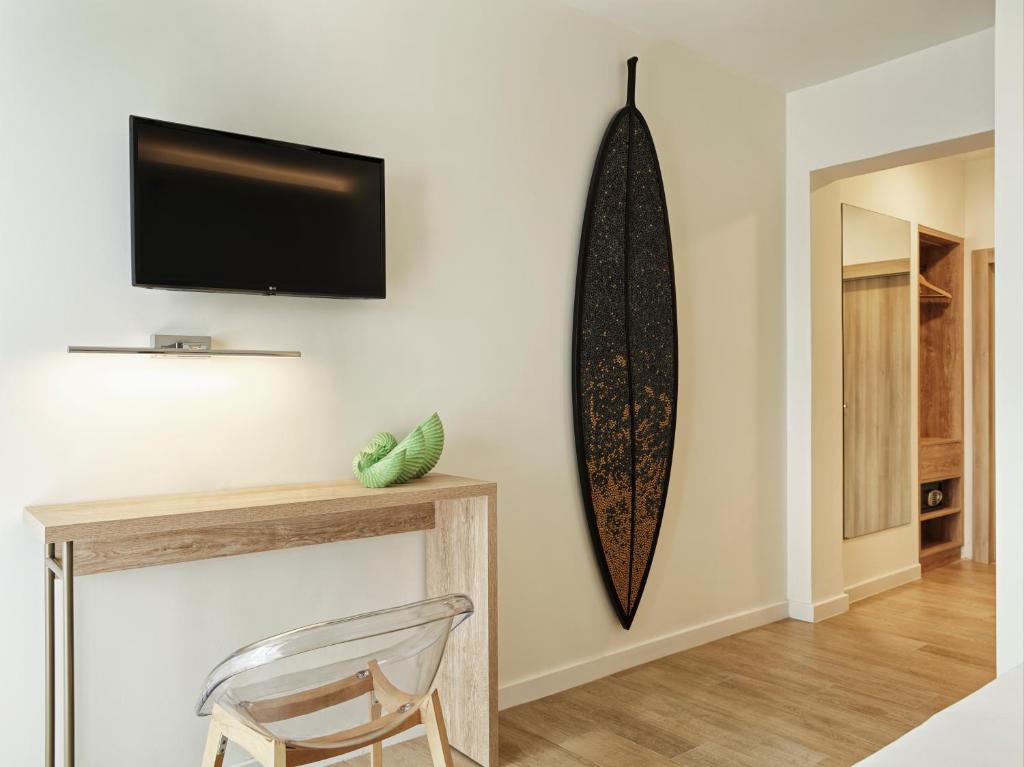 TV a/nebo společenská místnost v ubytování NLH Mati Seafront - Neighborhood Lifestyle Hotels