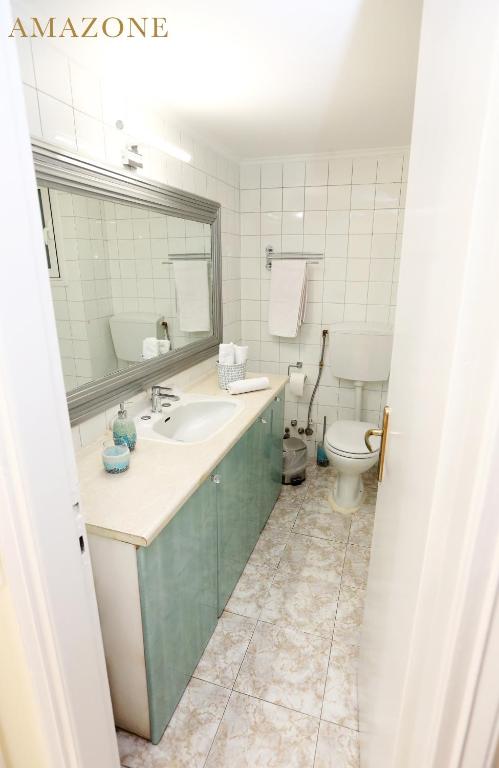 Koupelna v ubytování MELMA PROPERTIES-AMAZONE-premium apartment in Piraeus center