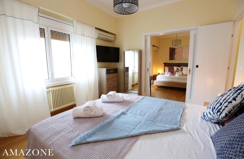 Postel nebo postele na pokoji v ubytování MELMA PROPERTIES-AMAZONE-premium apartment in Piraeus center