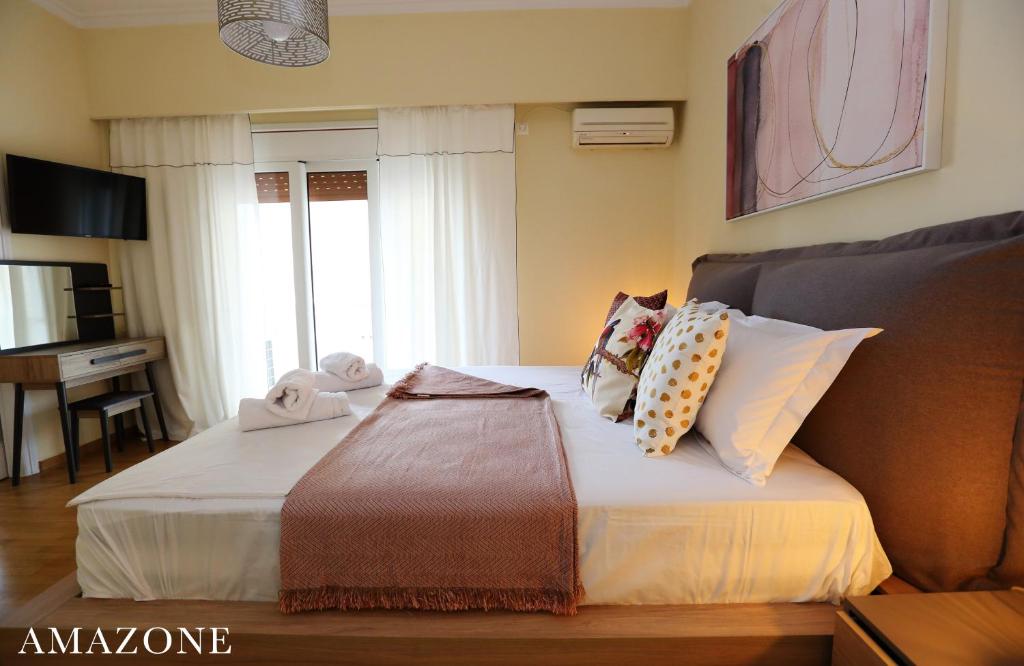 Postel nebo postele na pokoji v ubytování MELMA PROPERTIES-AMAZONE-premium apartment in Piraeus center