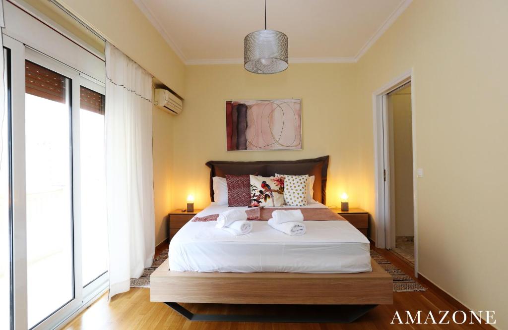 Postel nebo postele na pokoji v ubytování MELMA PROPERTIES-AMAZONE-premium apartment in Piraeus center