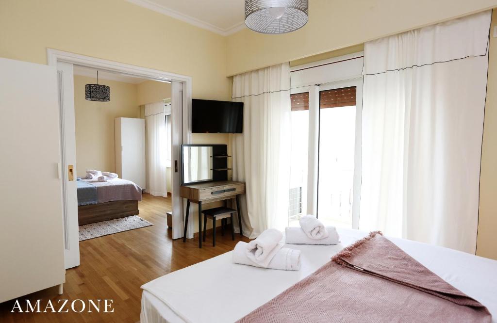 Postel nebo postele na pokoji v ubytování MELMA PROPERTIES-AMAZONE-premium apartment in Piraeus center