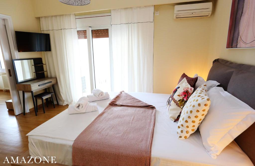 Postel nebo postele na pokoji v ubytování MELMA PROPERTIES-AMAZONE-premium apartment in Piraeus center