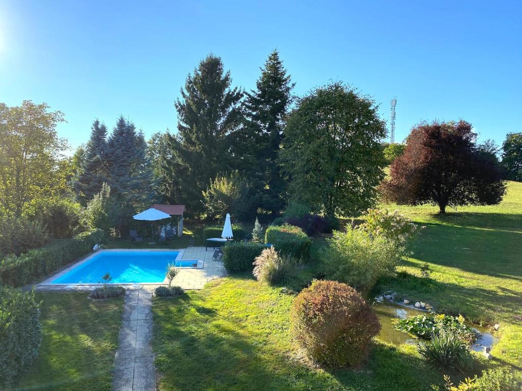 uma vista aérea de um jardim com uma piscina em Appartement HIMMEL & Höllerl em Fürstenfeld