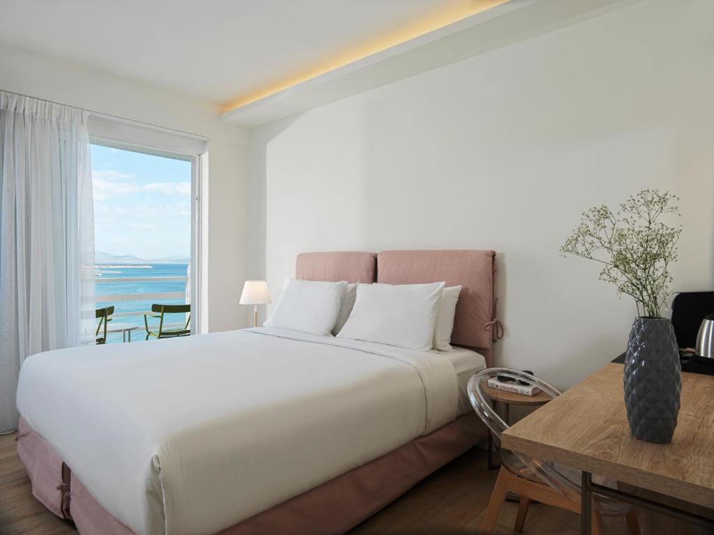 Postel nebo postele na pokoji v ubytování NLH Mati Seafront - Neighborhood Lifestyle Hotels