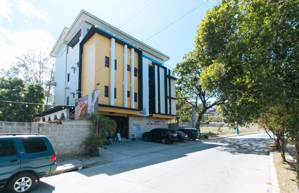un edificio con un furgone blu parcheggiato di fronte di Sunny Day Residences Antipolo ad Antipolo