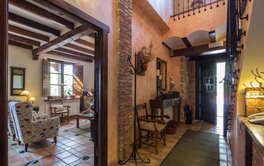 un pasillo con una puerta que conduce a una sala de estar en Hotel de Montaña Cueva Ahumada, en Villaverde de Guadalimar