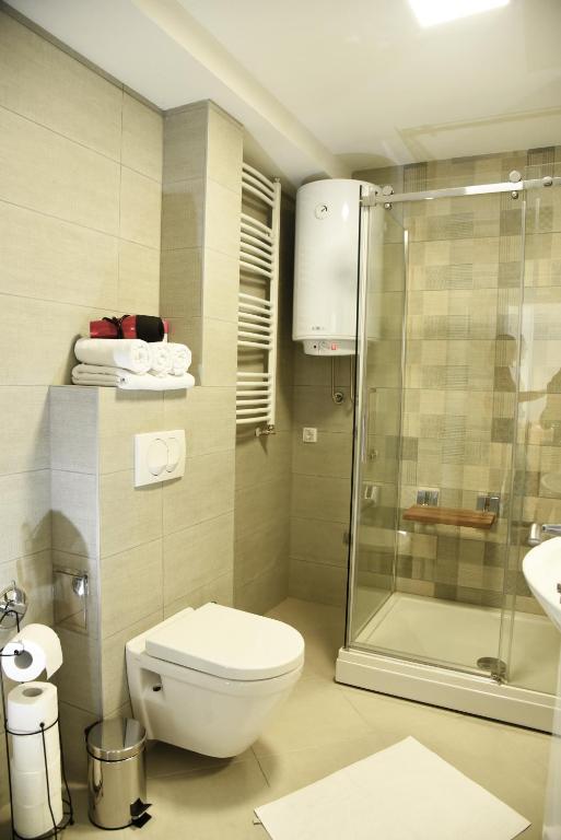 Kupatilo u objektu Suncokret Apartmani Loznica