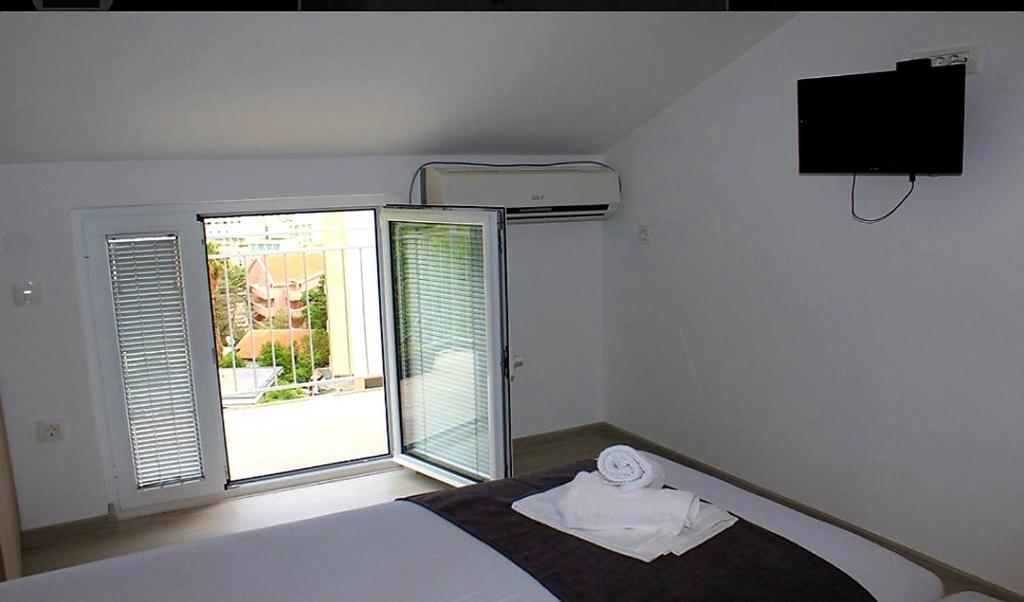 Postel nebo postele na pokoji v ubytování Apartmani Stanišić-Bečići