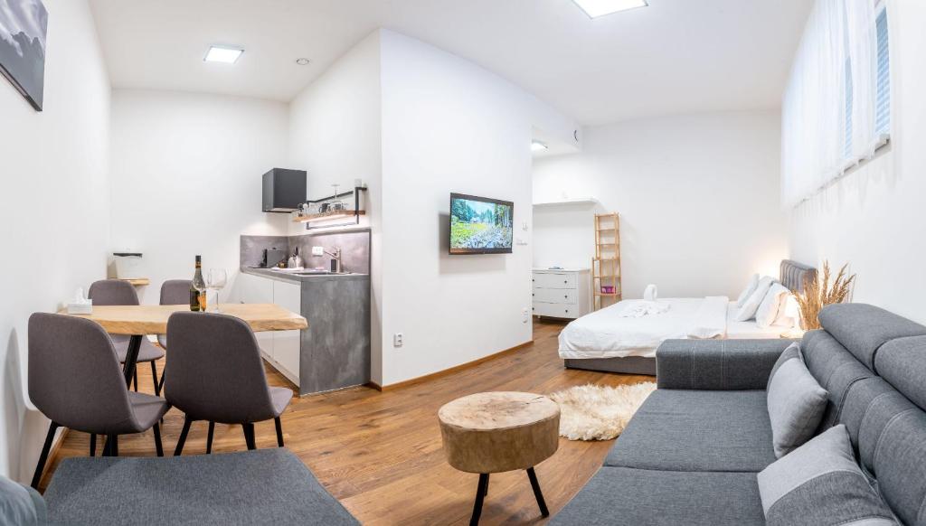 TV a/nebo společenská místnost v ubytování Apartmány Resort Vrchlabí
