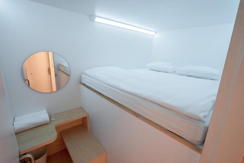 Ένα ή περισσότερα κρεβάτια σε δωμάτιο στο Bobopod Slamet Riyadi, Solo