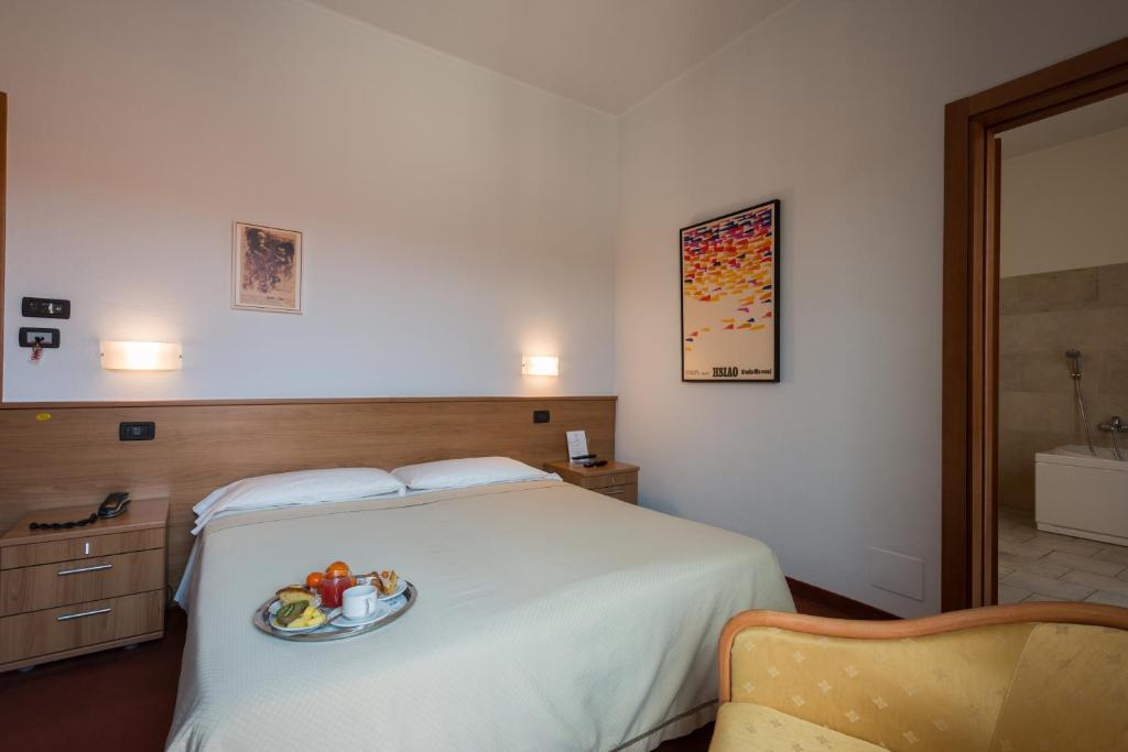 Postel nebo postele na pokoji v ubytování Hotel Lux