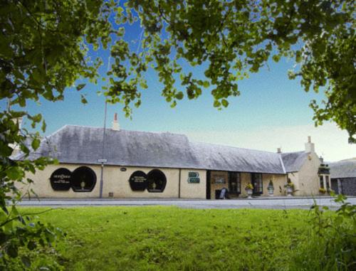 un gran edificio blanco con techo gris en The Horseshoe Inn, en Eddleston