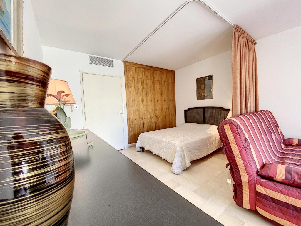 une chambre d'hôtel avec un lit et un canapé dans l'établissement Gray d'Albion studio BON500, à Cannes