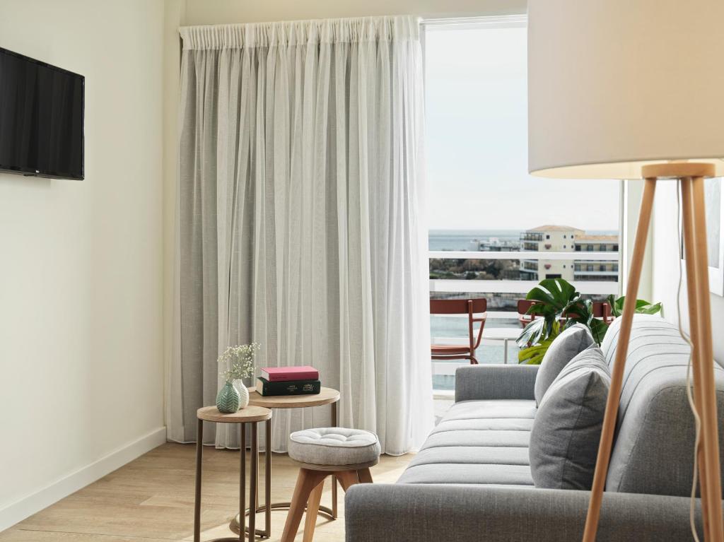 Et sittehjørne på NLH Mati Seafront - Neighborhood Lifestyle Hotels