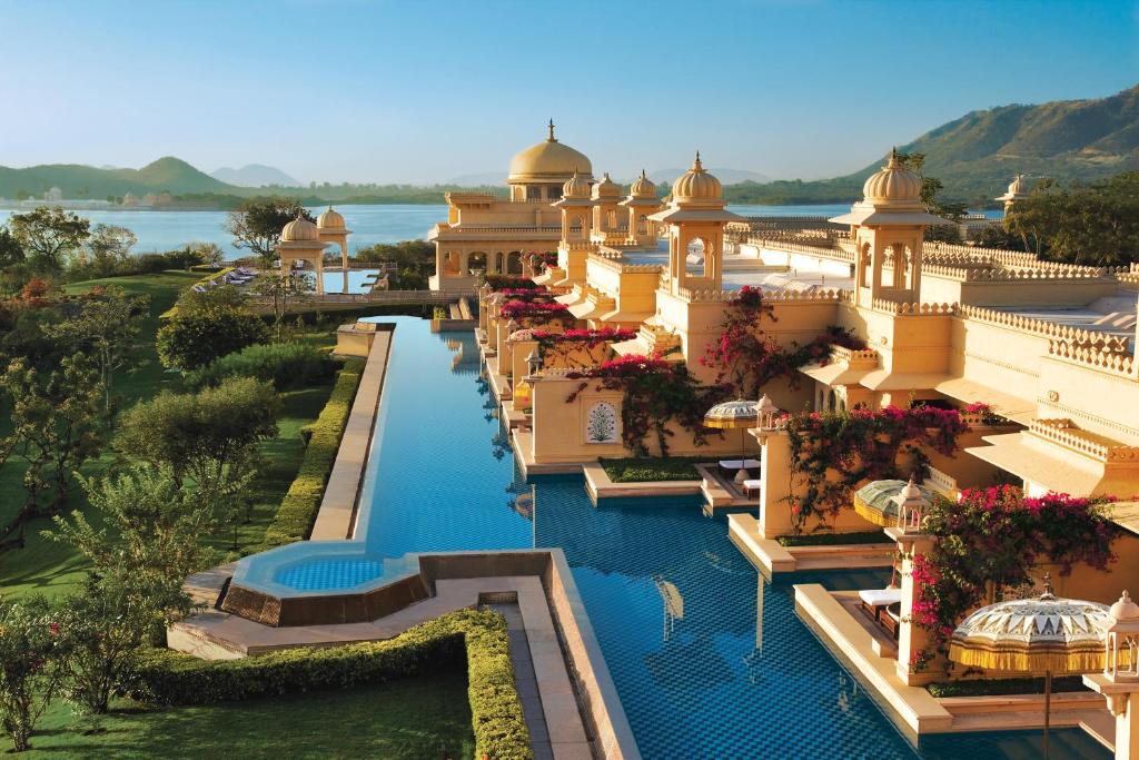Bazén v ubytování The Oberoi Udaivilas Udaipur nebo v jeho okolí