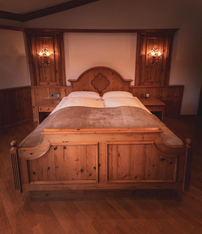 Postel nebo postele na pokoji v ubytování Hotel-Restaurant Kreuzberghof Tagungs- und Veranstaltungshotel