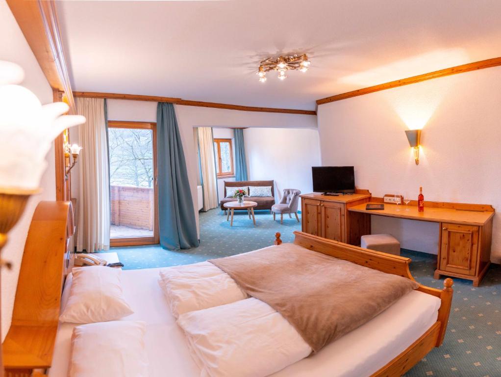 Postel nebo postele na pokoji v ubytování Hotel-Restaurant Kreuzberghof Tagungs- und Veranstaltungshotel