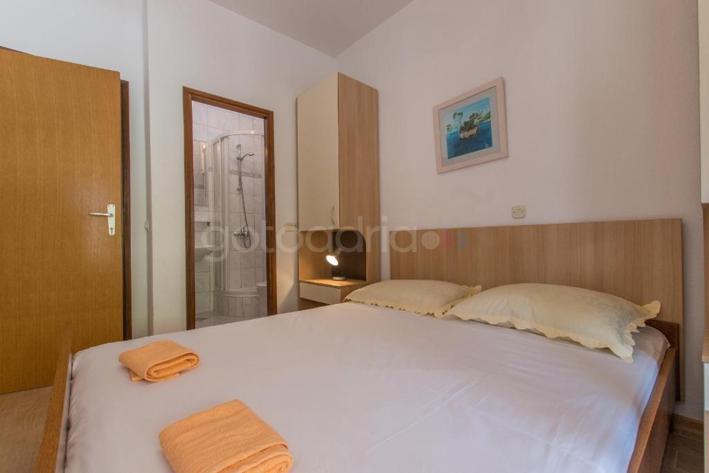 Posteľ alebo postele v izbe v ubytovaní Near The Beach Brela Apartments Ruzze