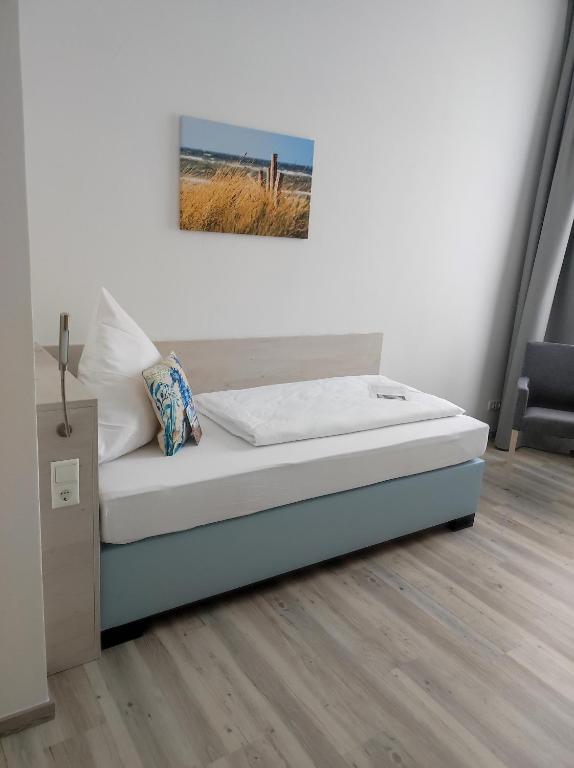 Postel nebo postele na pokoji v ubytování Nordsee Hotel Borkum
