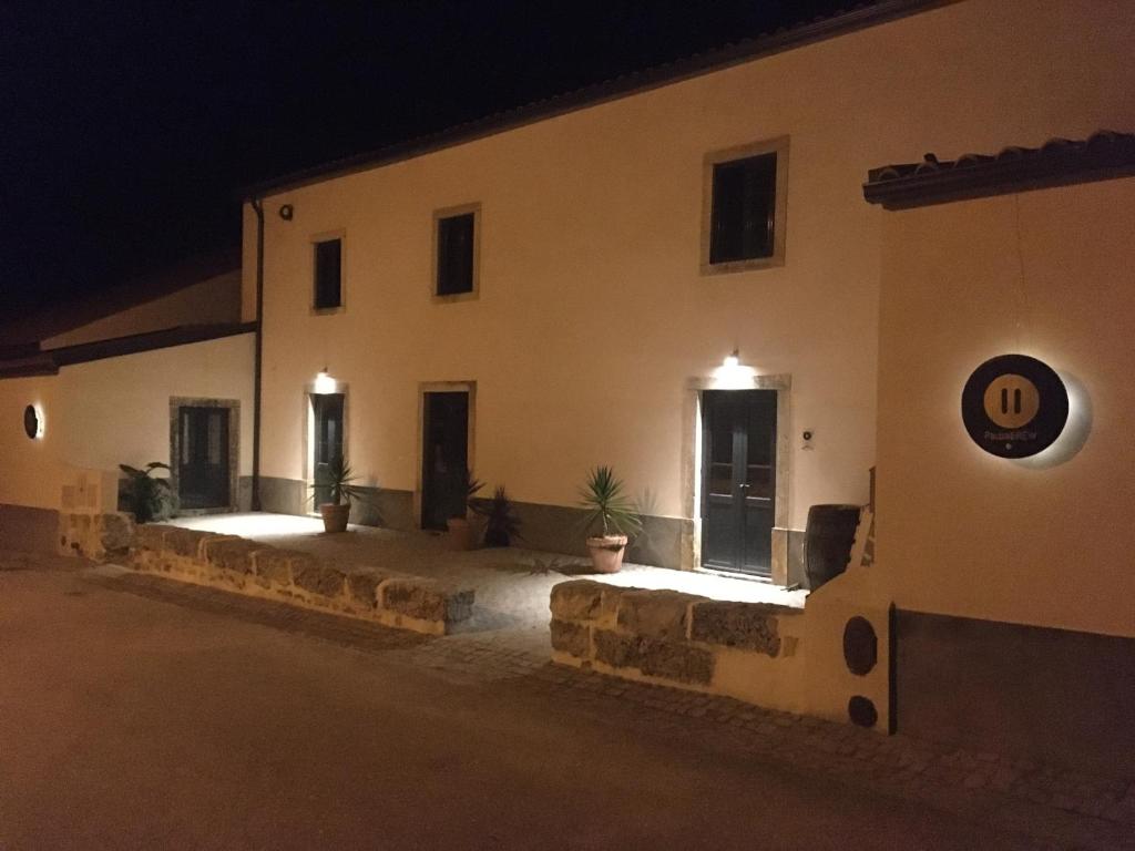 un grande edificio bianco di notte con luci di PausaSTAY - QdM Artists Suites - Rooms a Alvorge