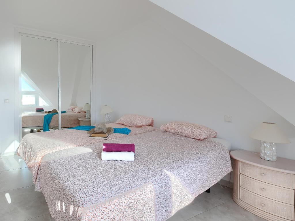 A bed or beds in a room at Duplex 506 Miraflores, fabulous terraces & views