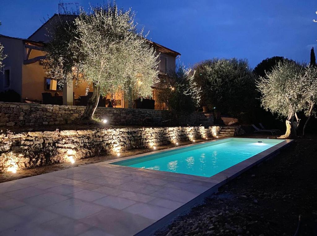 Villa de 3 chambres avec piscine privee jardin clos et wifi a Le Rouret