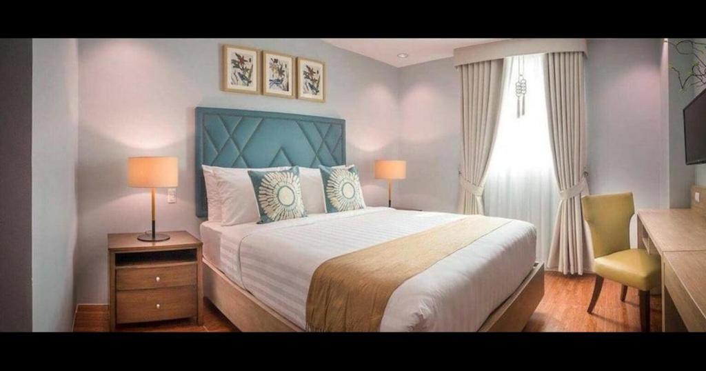 Postel nebo postele na pokoji v ubytování Dalian Peak Hotel