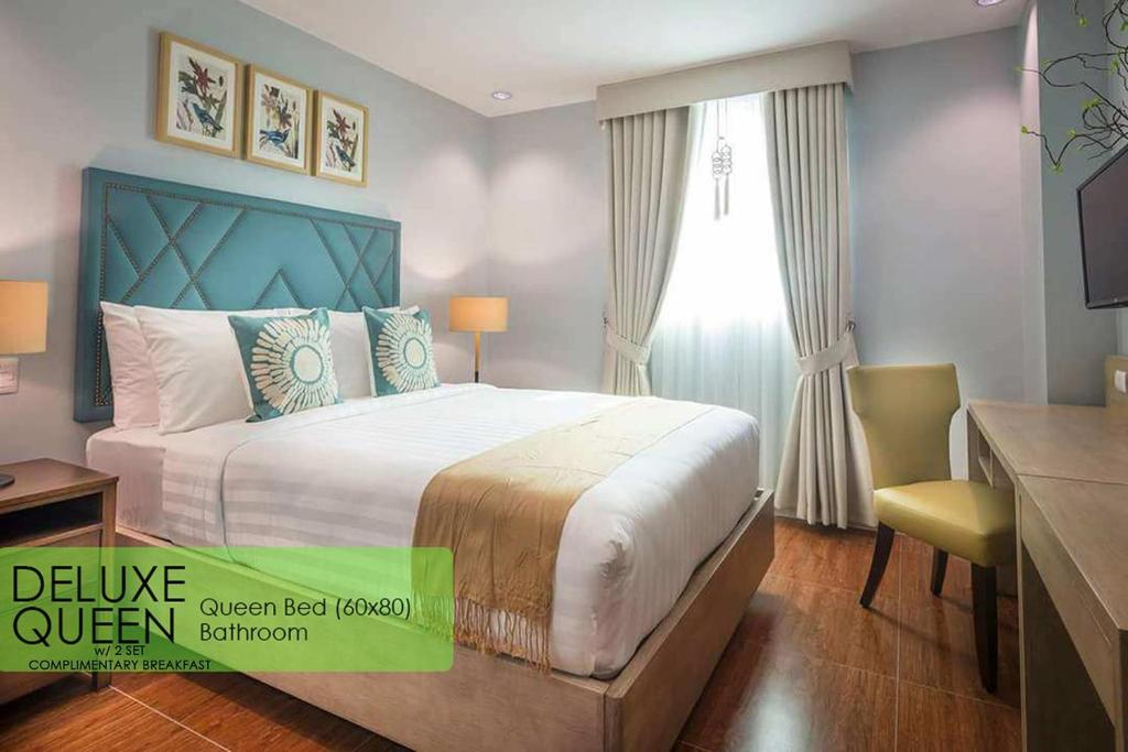 Postel nebo postele na pokoji v ubytování Dalian Peak Hotel