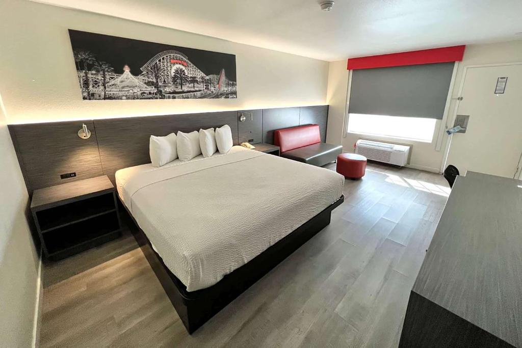 Ramada by Wyndham Anaheim Convention Center - 