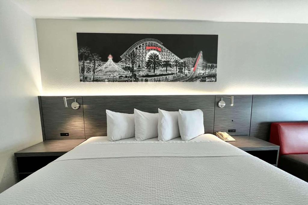 Ramada by Wyndham Anaheim Convention Center - King Room - Non-Smoking
