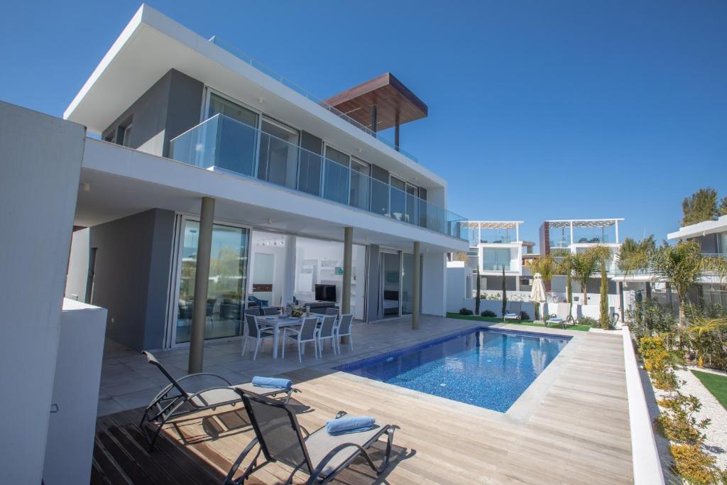 un'immagine di una casa con piscina di Villa Naya a Protaras