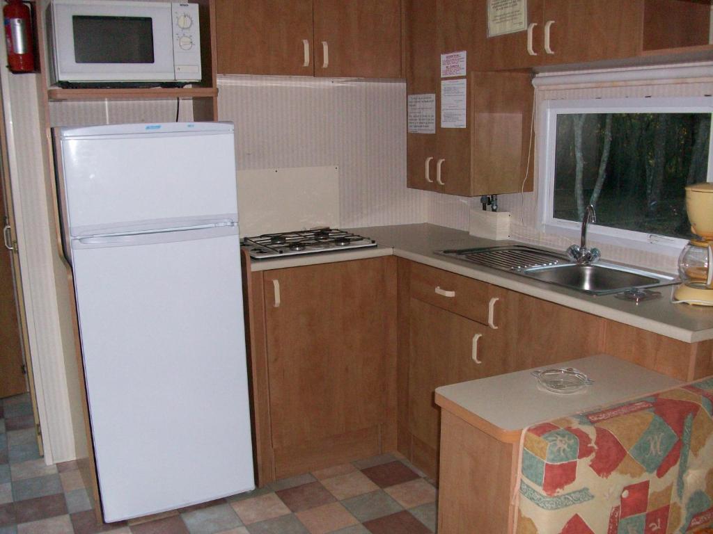 Kuchyň nebo kuchyňský kout v ubytování Mobilhome 1 calme et tranquilité