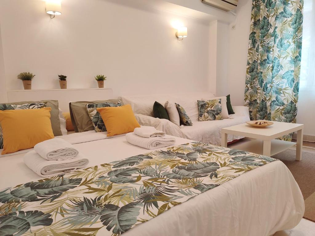 een slaapkamer met 2 bedden en een bank bij Kolonaki Elegant apartment in Athene