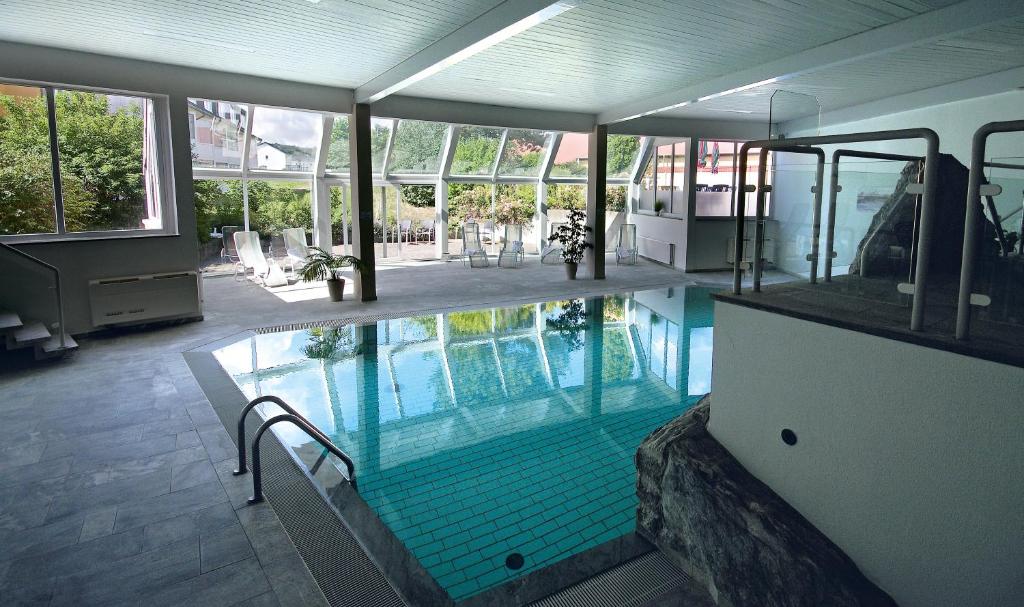 Bazén v ubytování AVALON Hotelpark Königshof nebo v jeho okolí