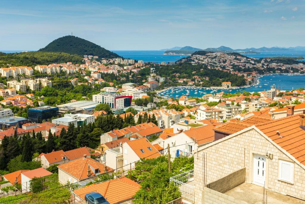 vistas a una ciudad con techos naranjas en Apartment Sun & Sky, en Dubrovnik