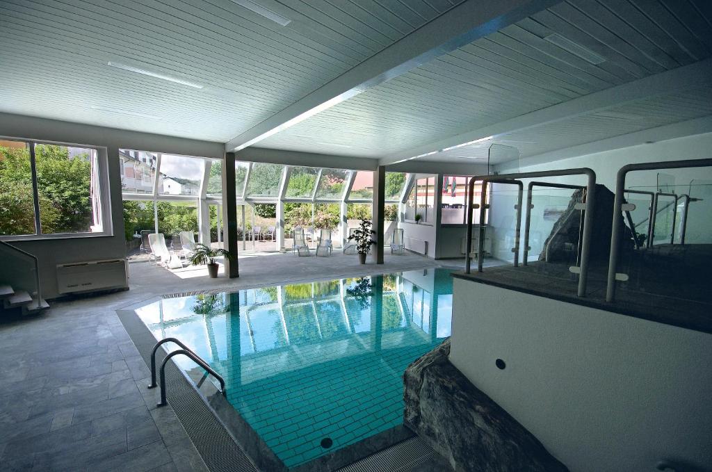 Bazén v ubytování AVALON Hotelpark Königshof nebo v jeho okolí