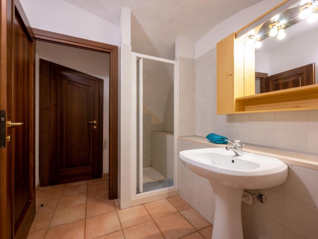 Łazienka w obiekcie Apartment Grand Sarriod-1 by Interhome