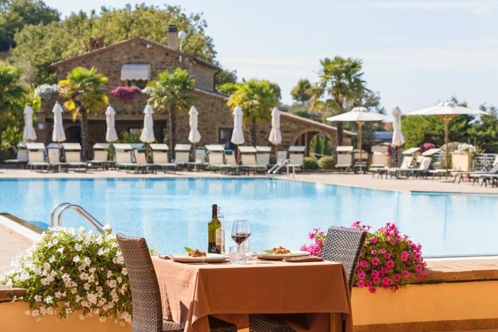 Bazén v ubytování OasiMaremma Village nebo v jeho okolí