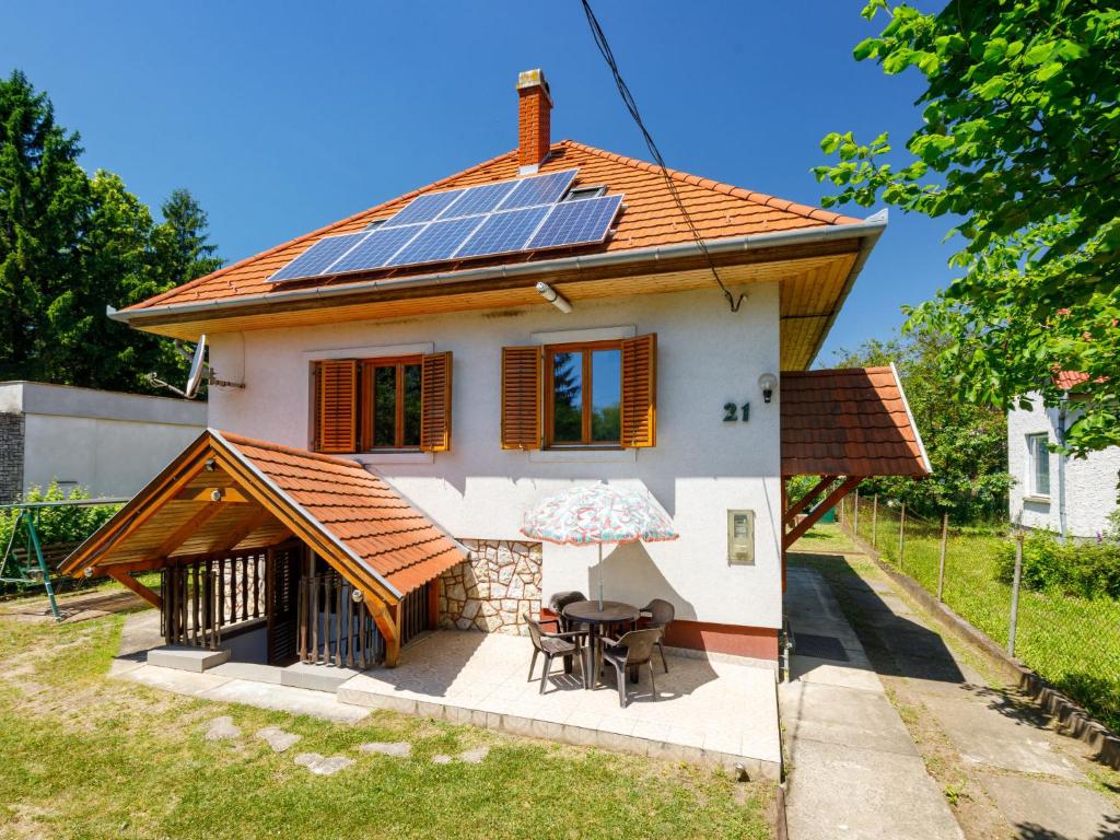 バラトンアカラッチャにあるHoliday Home Amaryllis by Interhomeの屋根に太陽光パネルを敷いた家